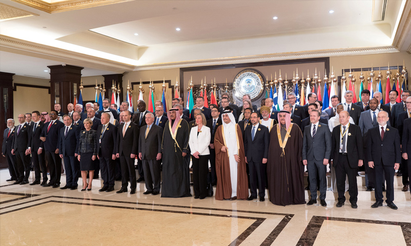 وزراء خارجية الدول المشاركون في مؤتمر إعادة الإعمار في العراق- 13 شباط (رويترز)