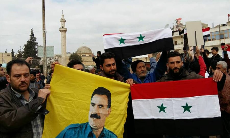 صور بشار الأسد مع عبد الله أوجلان في ساحة الحرية في عفرين - 22 شباط 2018 (Shahin Omar)