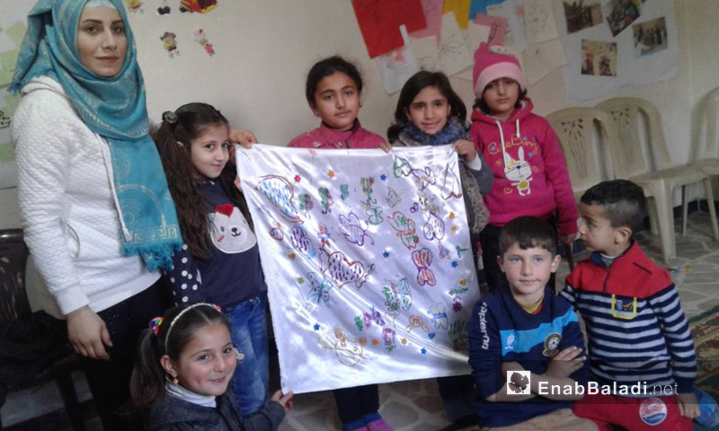 أطفال يمارسون نشاطات ضمن مشروع براعم الغد في حي الصالحية بالحسكة - شباط 2018 (عنب بلدي) 