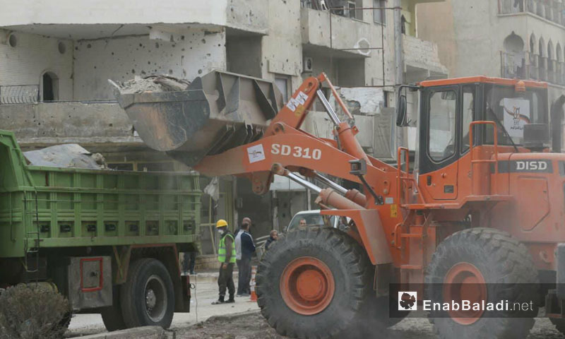 فريق التدخل المبكر يبدأ مشروع إزالة الأنقاض من مدينة الرقة - 14 كانون الثاني 2018 (عنب بلدي)
