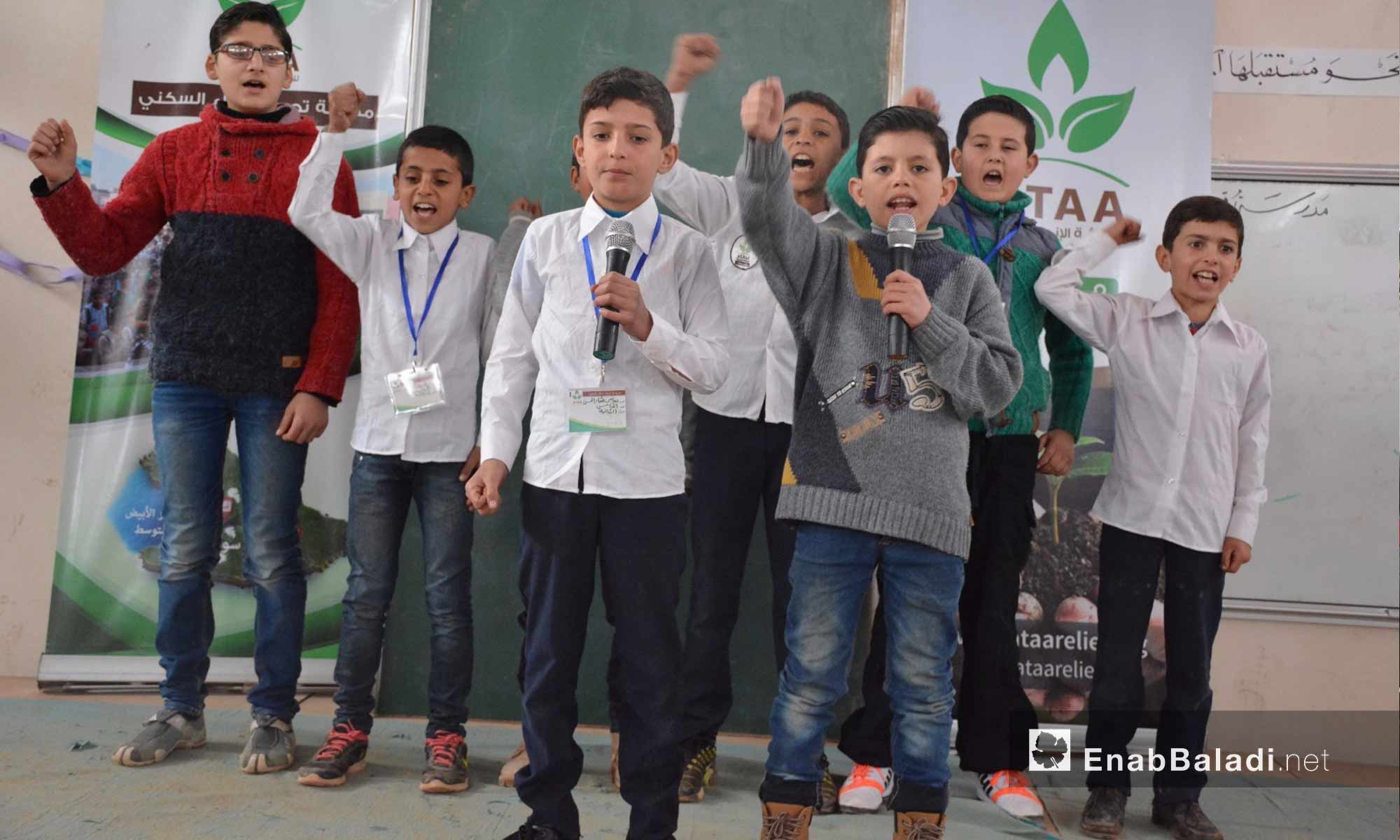 أطفال يؤدون عرضًا خلال حفل تكريم المتفوقين في تجمع أطمة الأول بريف إدلب - 20 شباط 2018 (عنب بلدي)