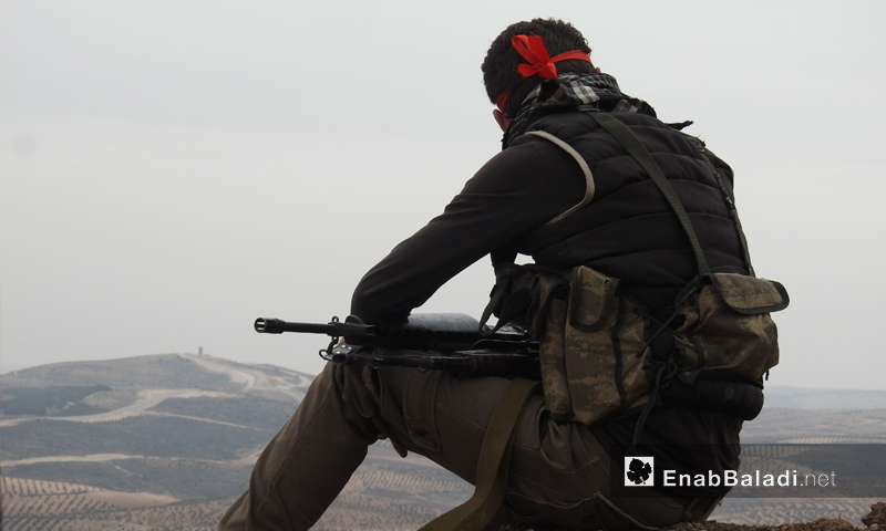عنصر من الجيش الحر على محور شران بريف مدينة عفرين - 11 شباط 2018 (عنب بلدي)
