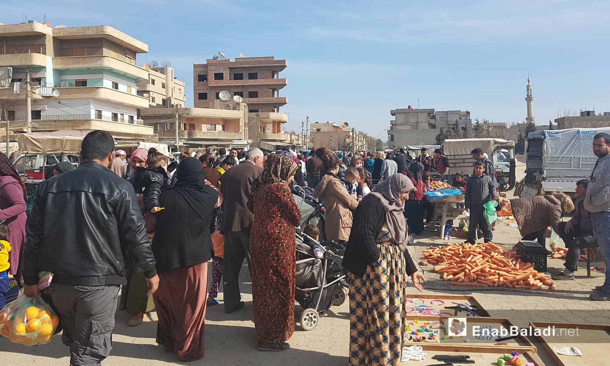 حركة البيع والشراء في سوق حطين في مدينة القامشلي شمالي سوريا - 4 شباط 2018 (عنب بلدي)