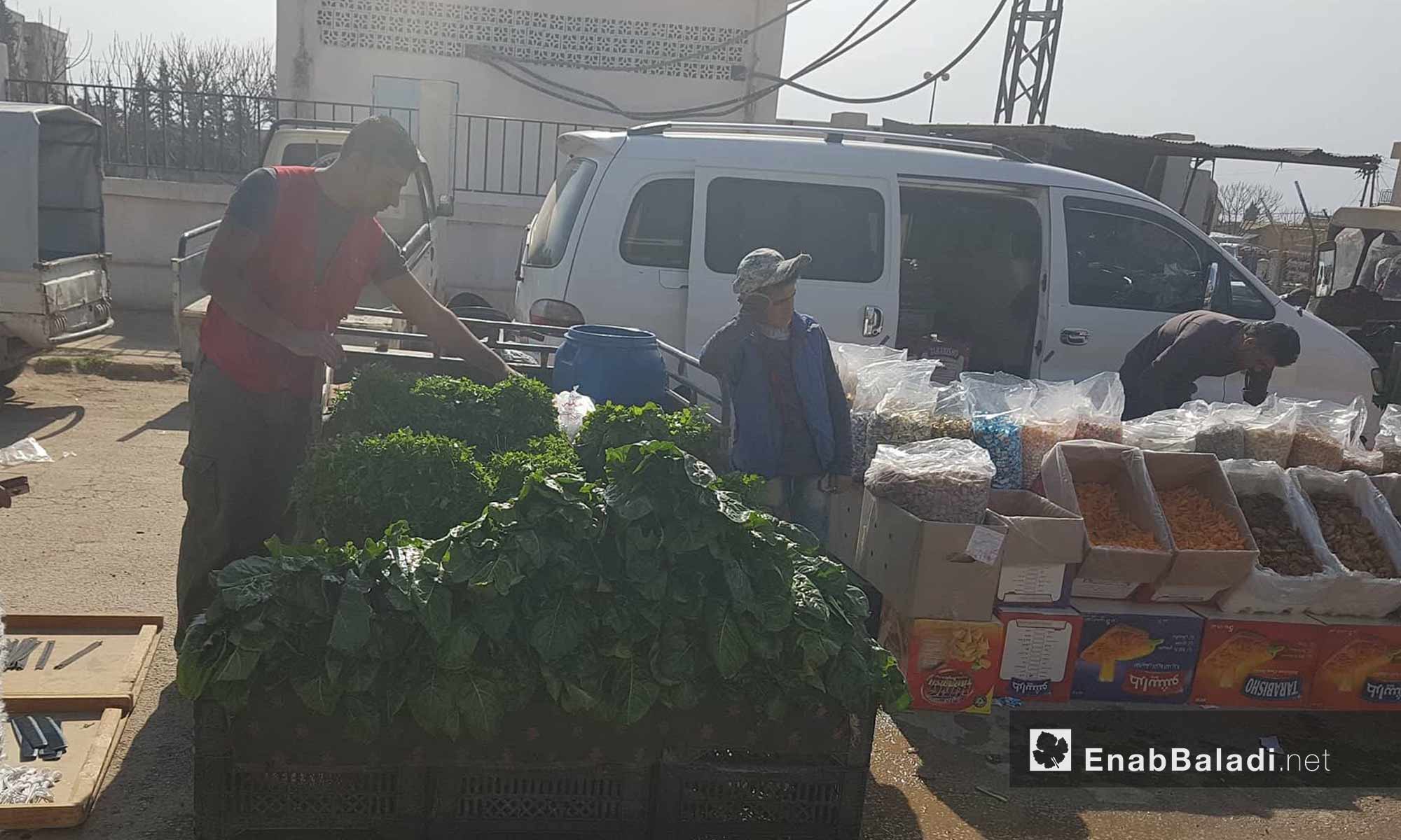 حركة البيع والشراء في سوق حطين في مدينة القامشلي شمالي سوريا - 4 شباط 2018 (عنب بلدي)