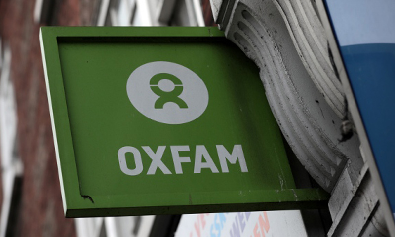 لافتة لمنظمة أوكسفام في أحد فروعها في لندن (رويترز)