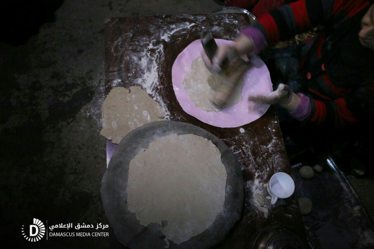 عائلة من الغوطة الشرقية تسكن في أحد الملاجئ (مكتب دمشق الإعلامي)