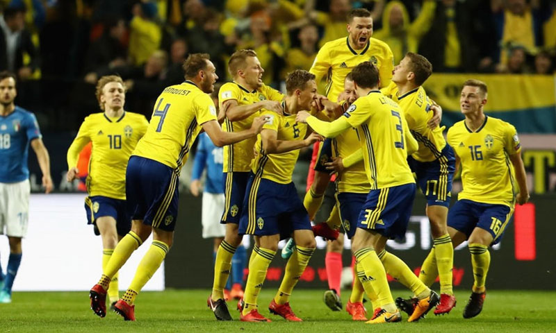 فرحة لاعبي المنتخب السويدي بالتأهل إلى كأس العالم في تشرين الثاني 2017 (يوروسبورت)
