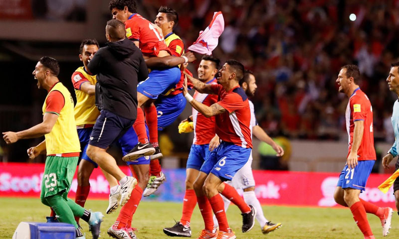 لاعبو كوستاريكا يحتفلون بالتأهل لكأس العالم-7 تشرين الأول 2017 (رويترز)
