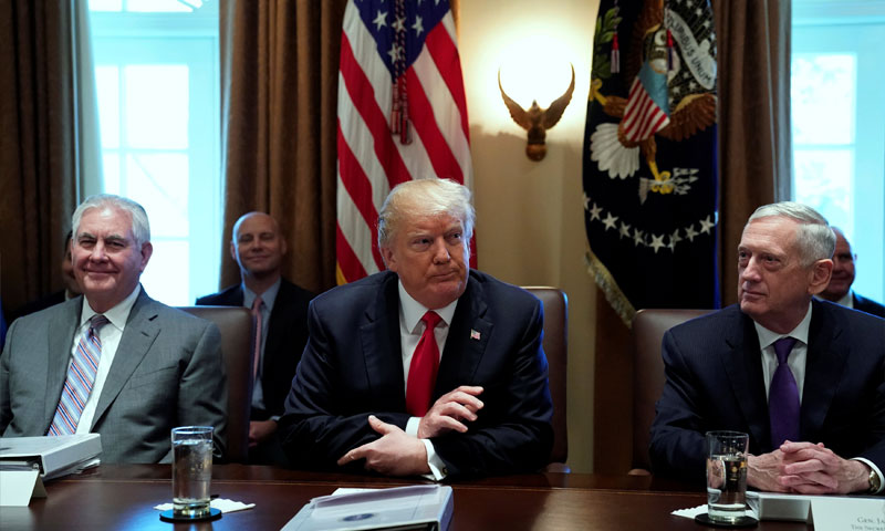 الرئيس الأمريكي دونالد ترامب، يحيط به وزير الخارجية ريكس تيلرسون ووزير الدفاع جيمس ماتيس – 10 كانون الثاني 2018(رويترز)
