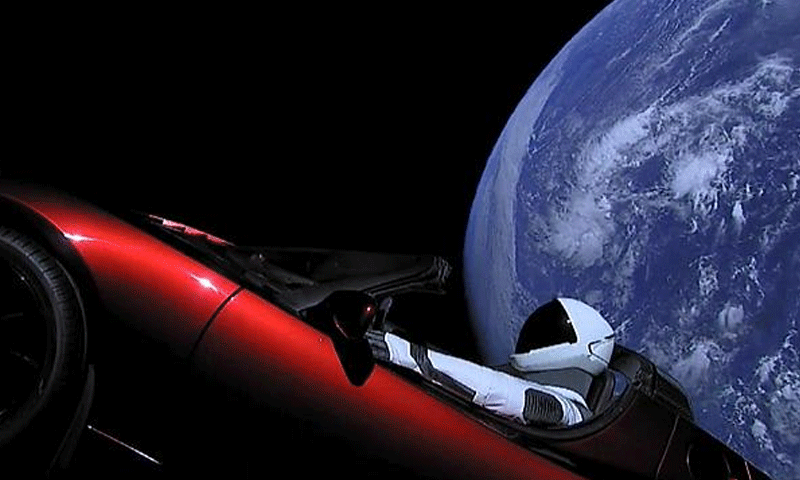 سيارة "تيسلا" في الفضاء الخارجي (euronews)
