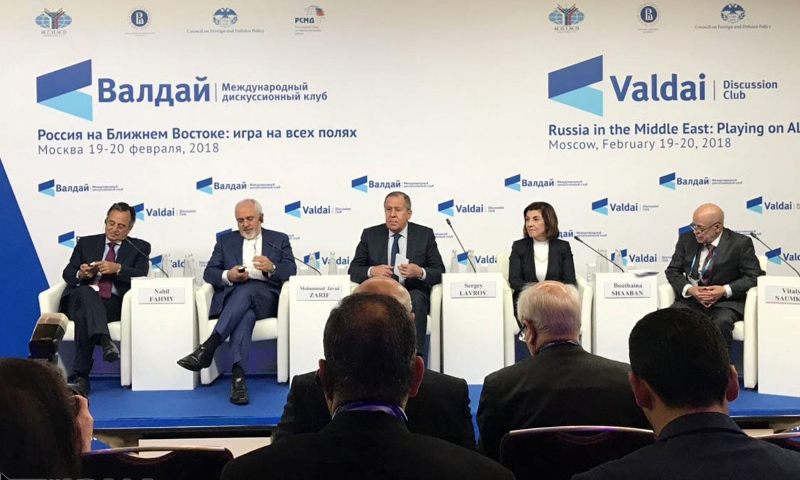بثينة شعبان إلى جانب وزير الخارجية الروسي ونظيره الإيراني خلال منتدى "فالداي" - 19 شباط 2018 (valdaiclub)