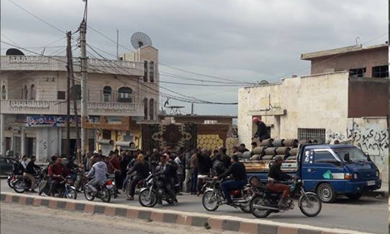 توزيع اسطوانات الغاز في مدينة خان شيخون بعد مرورها من معبر مورك - 25 آذار 2018 (فيس بوك)