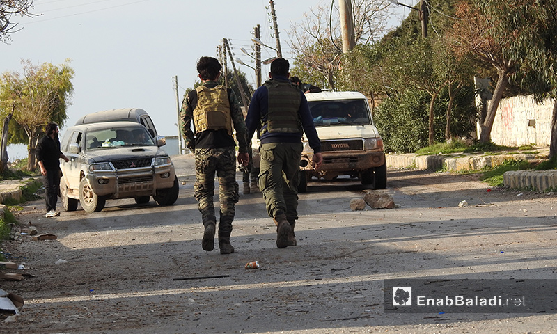 عنصران من "الجيش الحر" يتجولان بين قرى جلبل ومريمين وأناب في عفرين - 11 آذار 2018 (عنب بلدي)