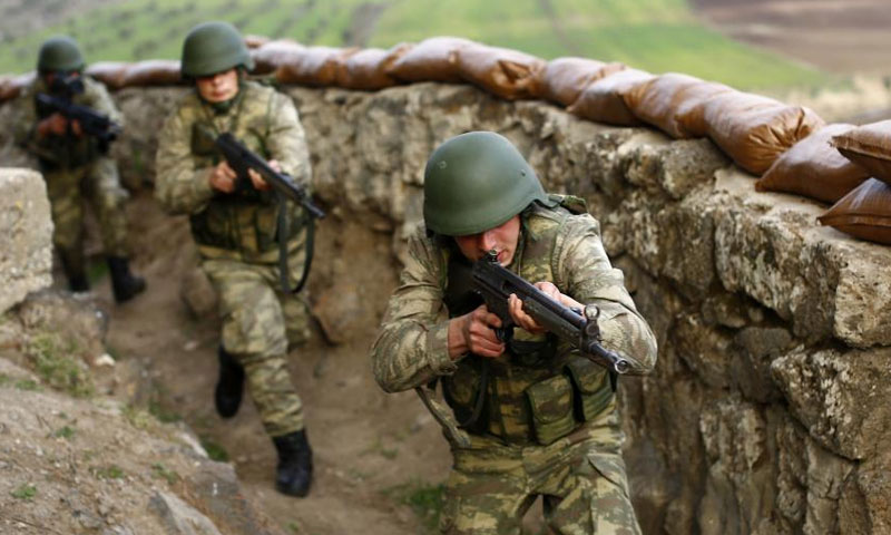 جنود أتراك على الحدود السورية قرب مدينة كلس - آذار 2017 (رويترز)