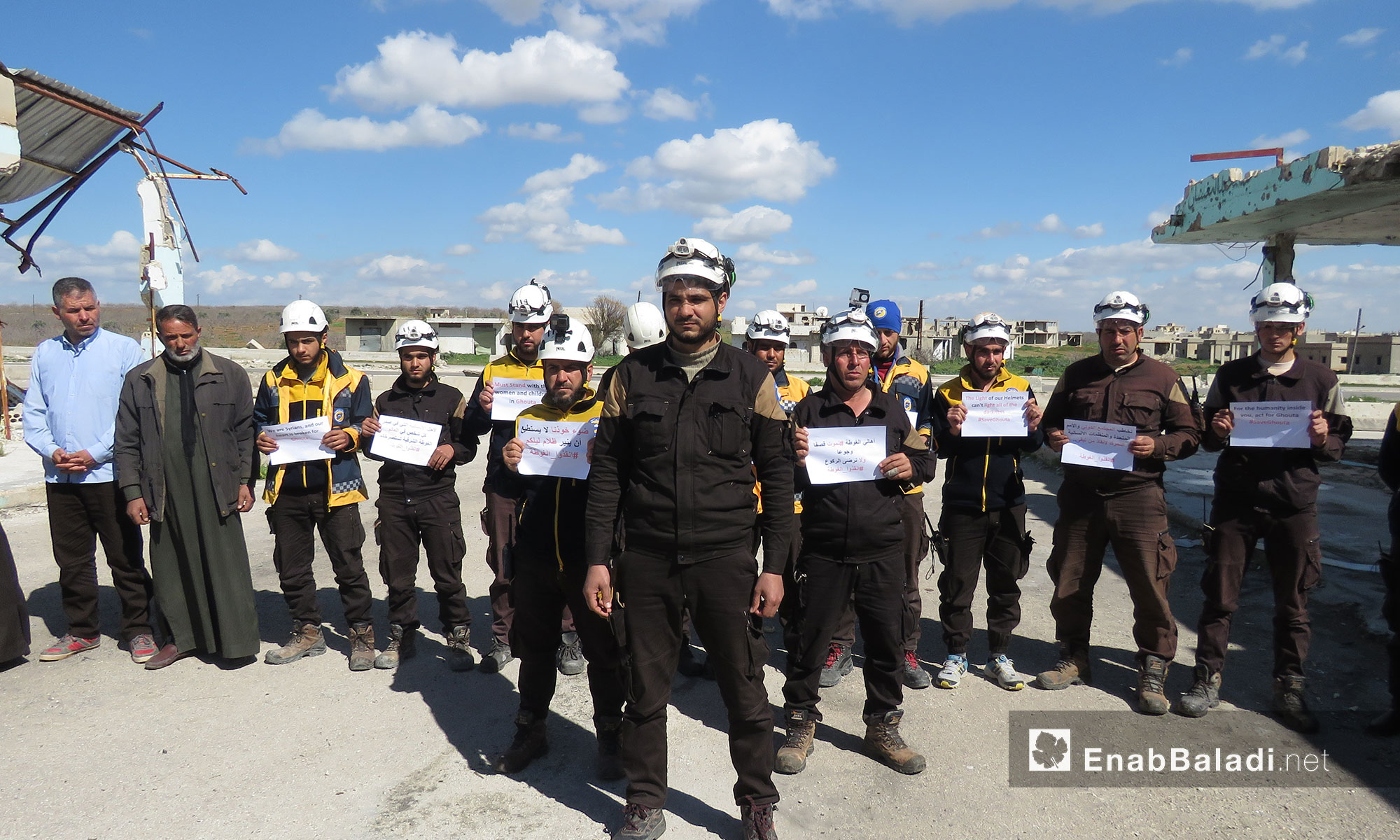 وقفة تضامنية لمراكز الدفاع  المدني مع اهالي غوطة دمشق في مدينة مورك بريف حماه الشمالي - 16 آذار 2018 (عنب بلدي)