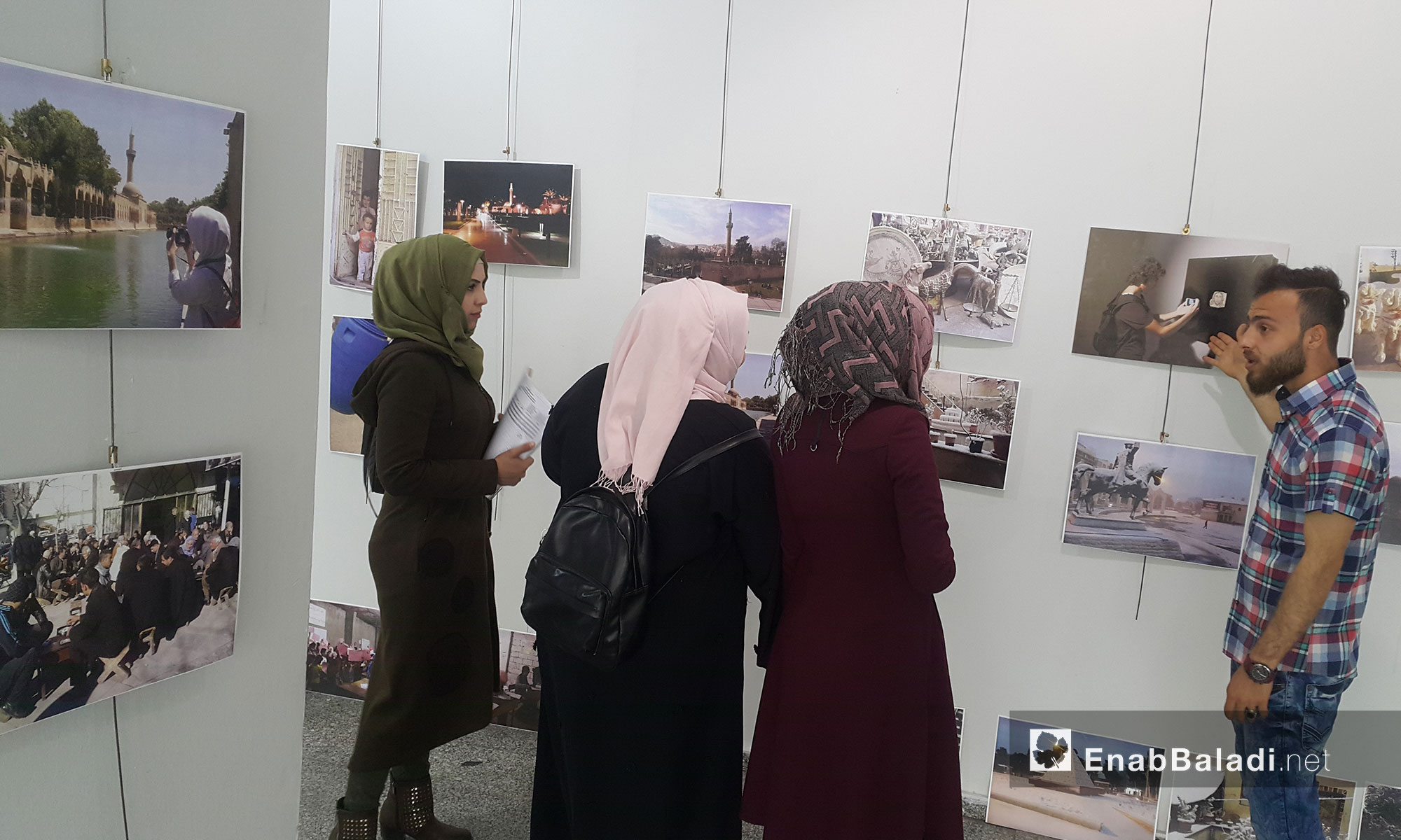 معرض فني بعدسة شباب سوريين يبرز جوانب حياة السوريين في مدينة أورفا التركية - آذار 2018 (عنب بلدي)