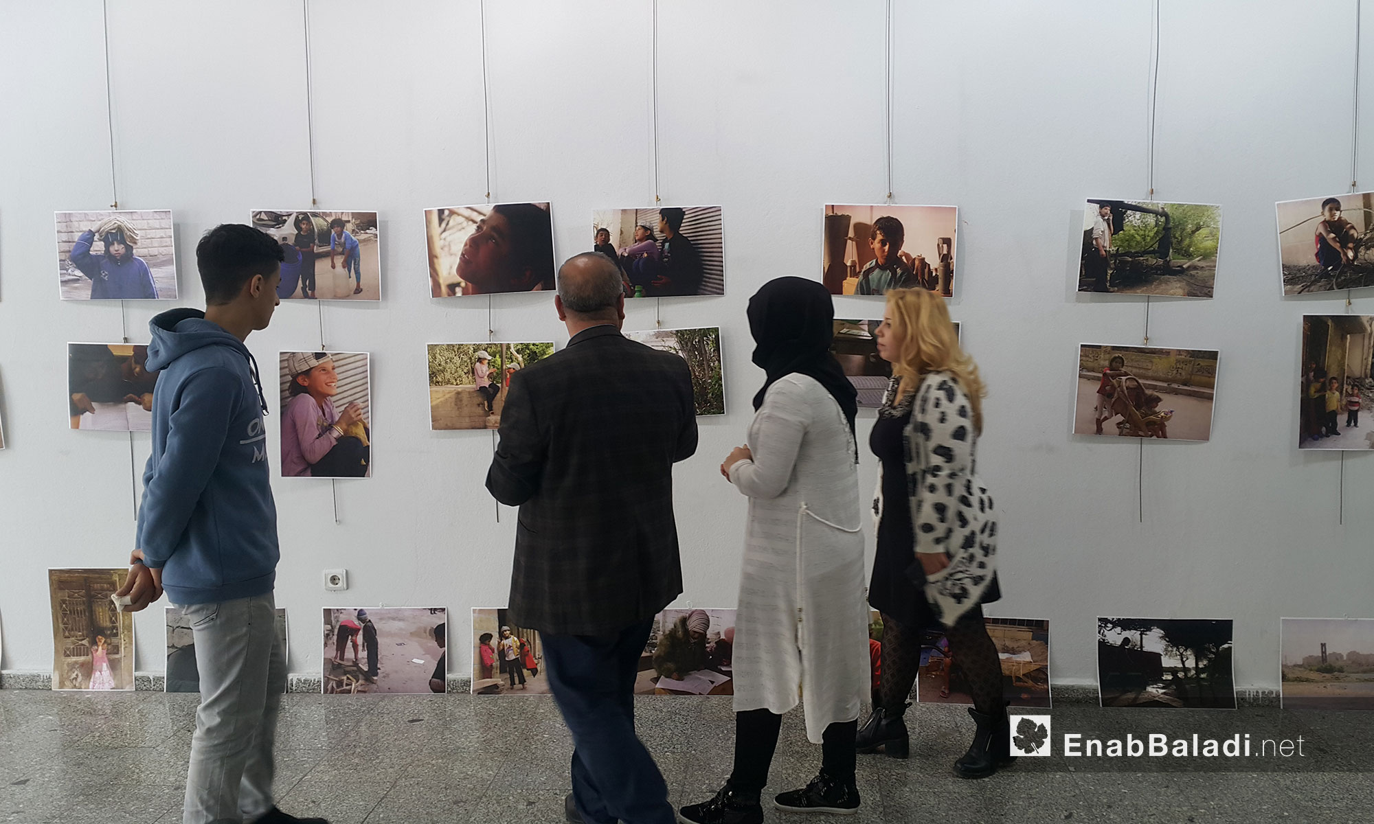 معرض فني بعدسة شباب سوريين يبرز جوانب حياة السوريين في مدينة أورفا التركية - آذار 2018 (عنب بلدي)