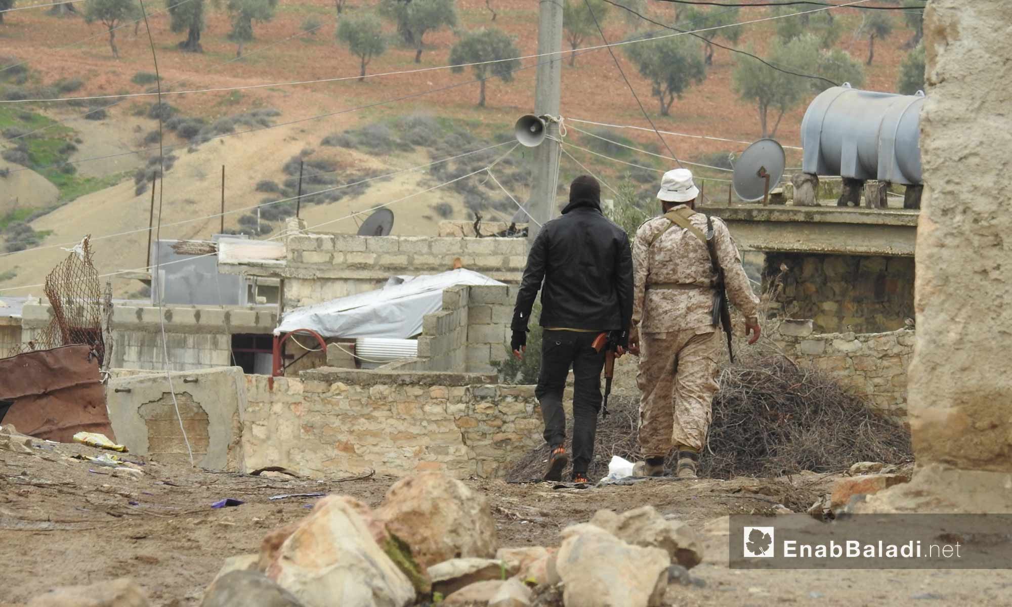 عناصر من الجيش الحر في قرية زيتونة بمحيط منطقة عفرين - 5 آذار 2018 (عنب بلدي)