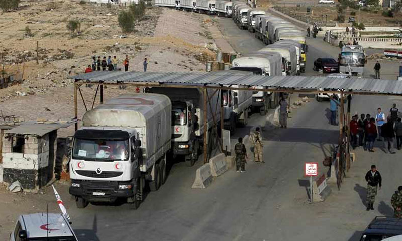 قوافل مساعدات تابعة للأمم المتحدة على معبر مخيم الوافدين شرق الغوطة الشرقية - (انترنت)

