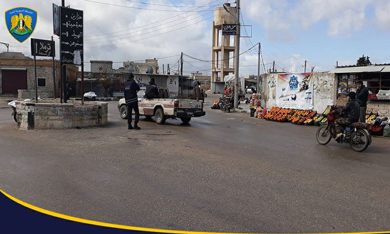 دوريات لشرطة إدلب الحرة ضمن شوارع بلدة حزارين في ريف إدلب- 27 شباط 2018 (شرطة إدلب فيس بوك)
