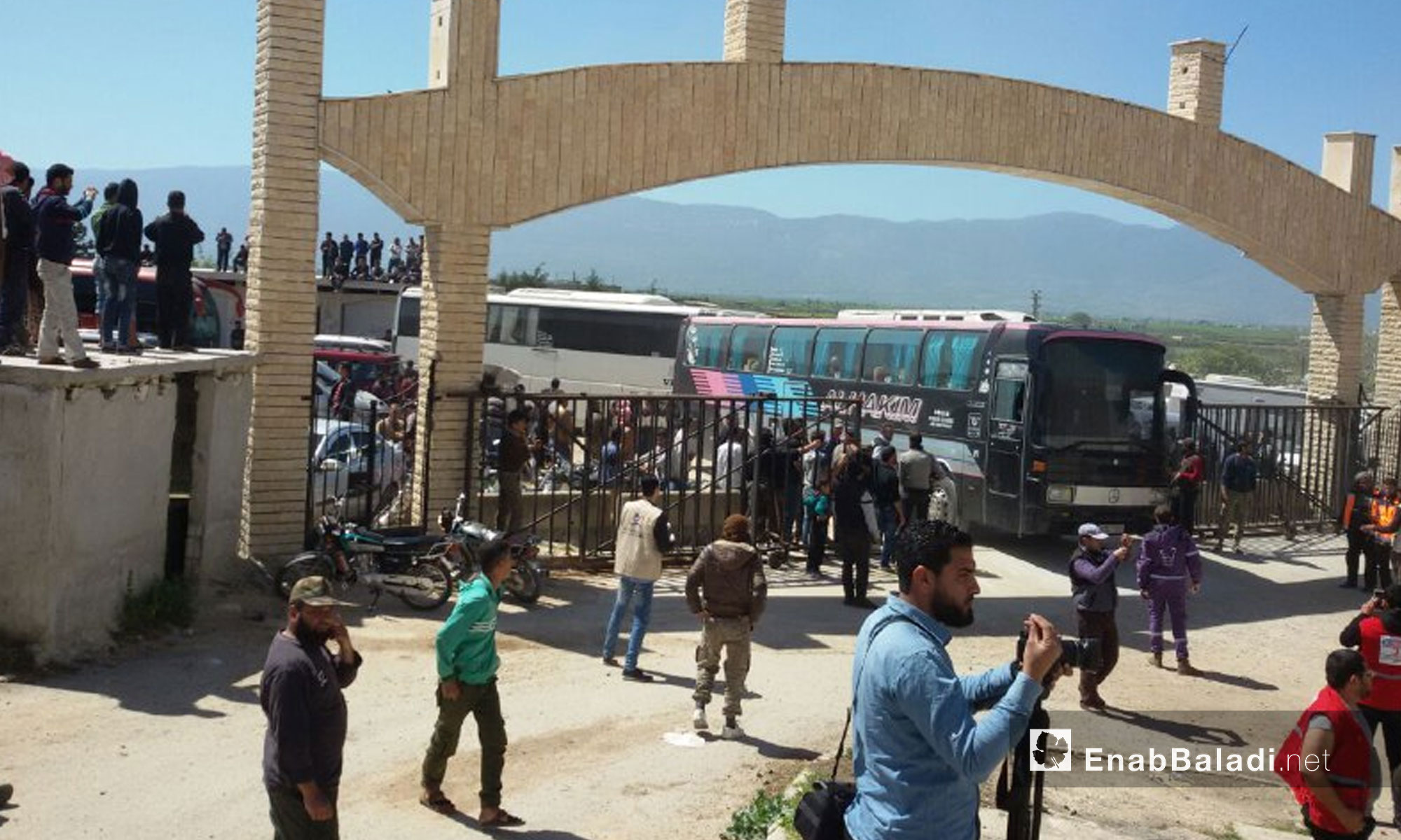 وصول الدفعة الثانية من عربين إلى قلعة المضيق بريف حماة - 26 آذار 2018 (عنب بلدي)