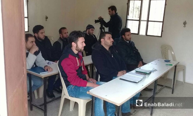دروس مادة العملي في كلية هندسة الطاقة المتجددة بمنطقة سهل الحولة المحاصر شمالي حمص - 9 آذار 2018 (عنب بلدي)
