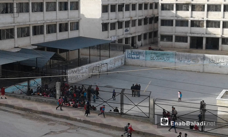 طلاب مدرسة إحسان مبيض في مدينة إدلب أثناء أداء تحية الصباح - 7 آذار 2018 (عنب بلدي)