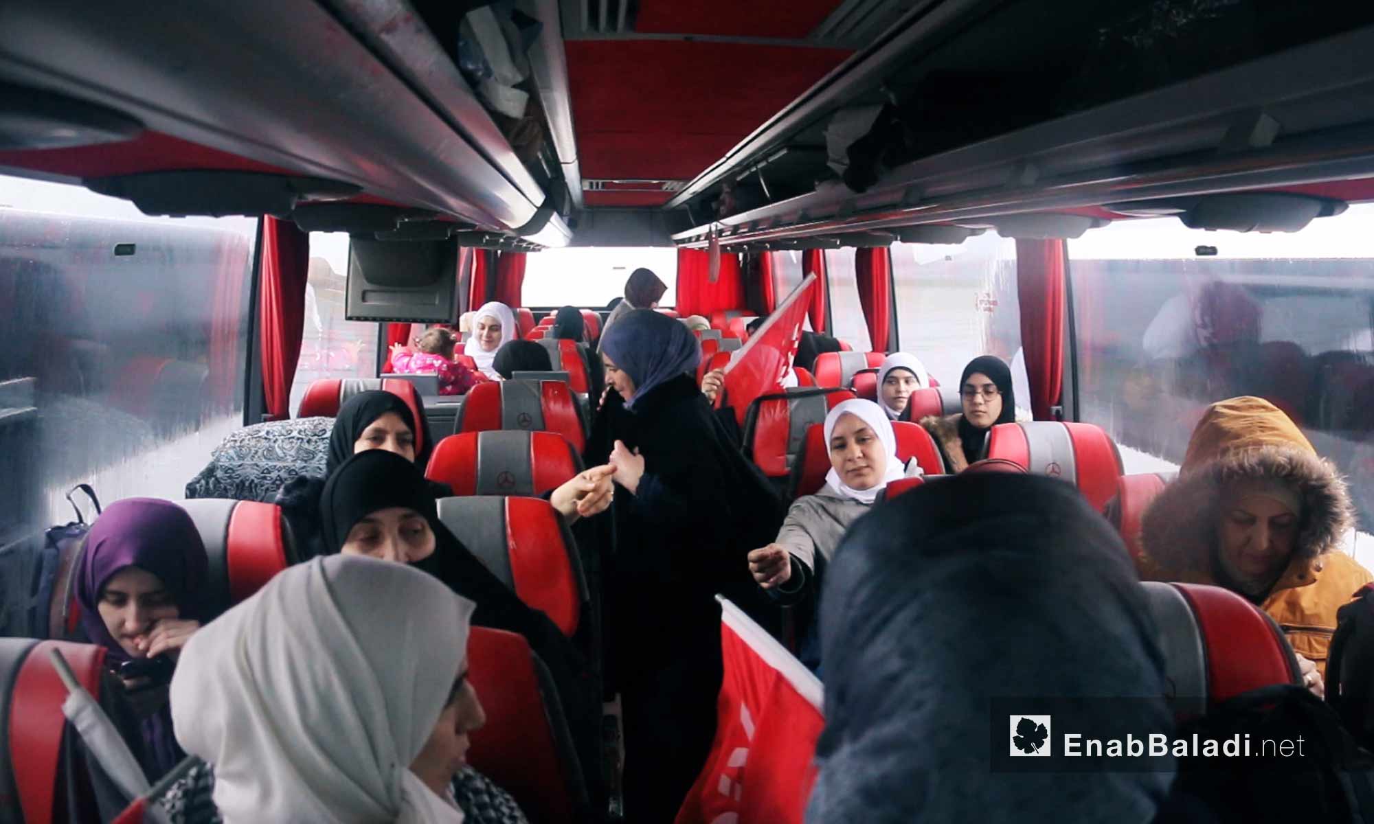 مشاركات في حافلة تجهيزًا لانطلاق قافلة "َالضمير" لدعم المعتقلات السوريات في اسطنبول - 6 آذار 2018 (عنب بلدي) 