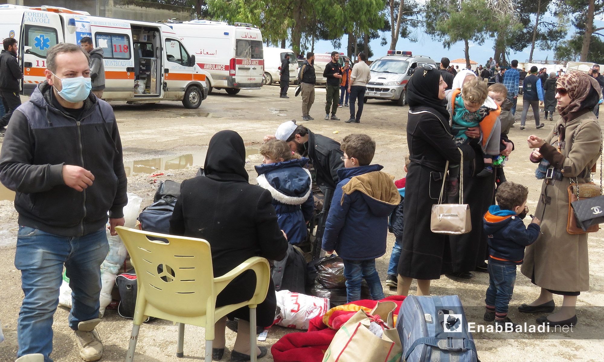 مهجرون وصلوا من عربين إلى قلعة المضيق غربي حماة - 25 آذار 2018 (عنب بلدي)