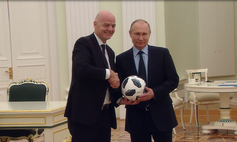 الرئيس الروسي، فلاديمير بوتين ,ورئيس فيفا إنفانتينو- 6 آذار 2018 (يوتيوب)