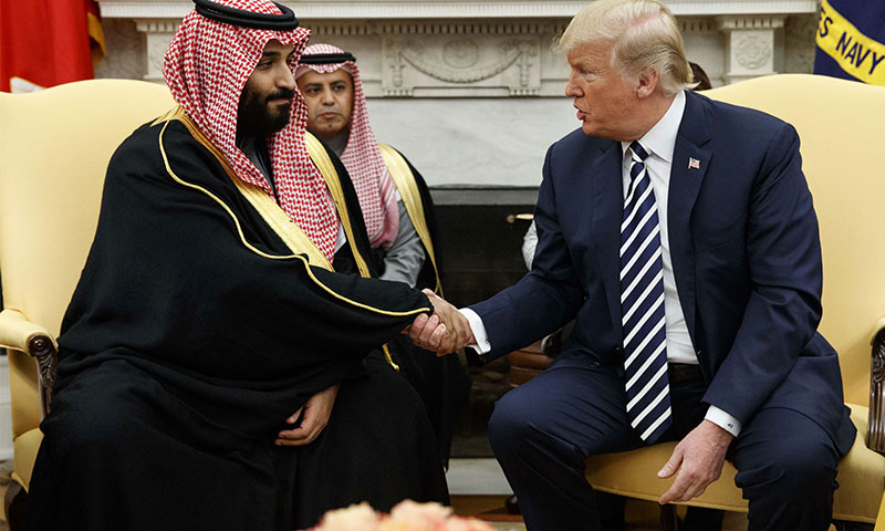 الرئيس الأمريكي دونالد ترامب يصافح ولي العهد السعودي محمد بن سلمان في البيت الأبيض- 20 آذار 2018 (AP)

