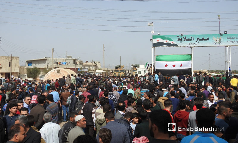 آلاف المدنيين يعتصمون على معبر باب السلامة شمالي حلب للتحرك نحو تل رفعت - 23 آذار 2018 (عنب بلدي)