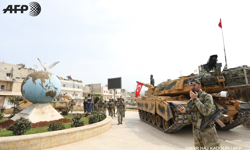 عناصر من الجيش التركي وسط مدينة عفرين بعد السيطرة الكاملة عليها - 18 آذار 2018 (عمر حاج قدور - AFP)