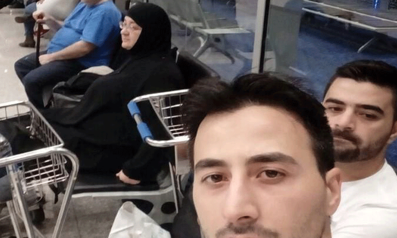 عائلة سورية محتجزة في مطار كوالالمبور - 28 نيسان 2018 (حساب خالد وعائلته في تويتر)