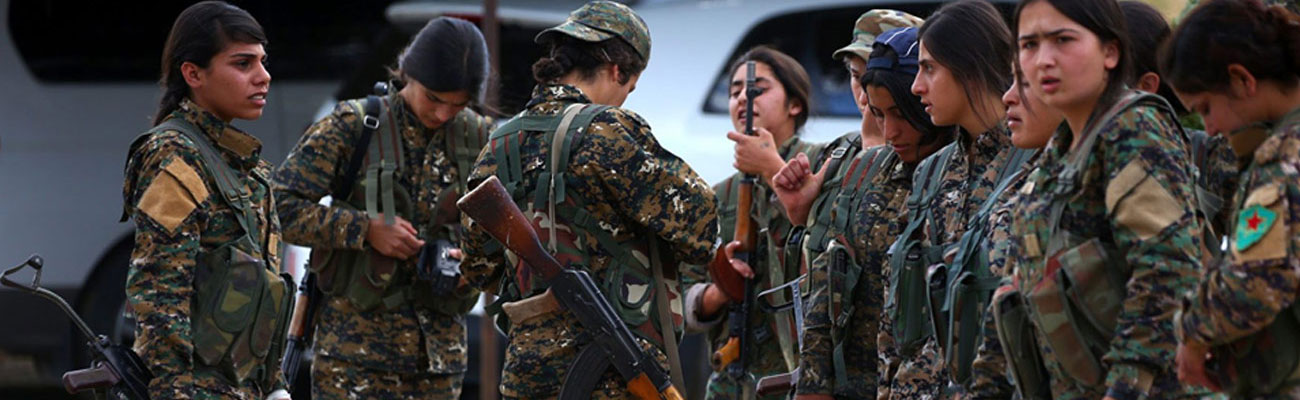 مقاتلات من وحدات حماية المرأة خلال تدريبات في بلدة ديريك شمالي الحسكة - 1 حزيران 2018 (AFP)
