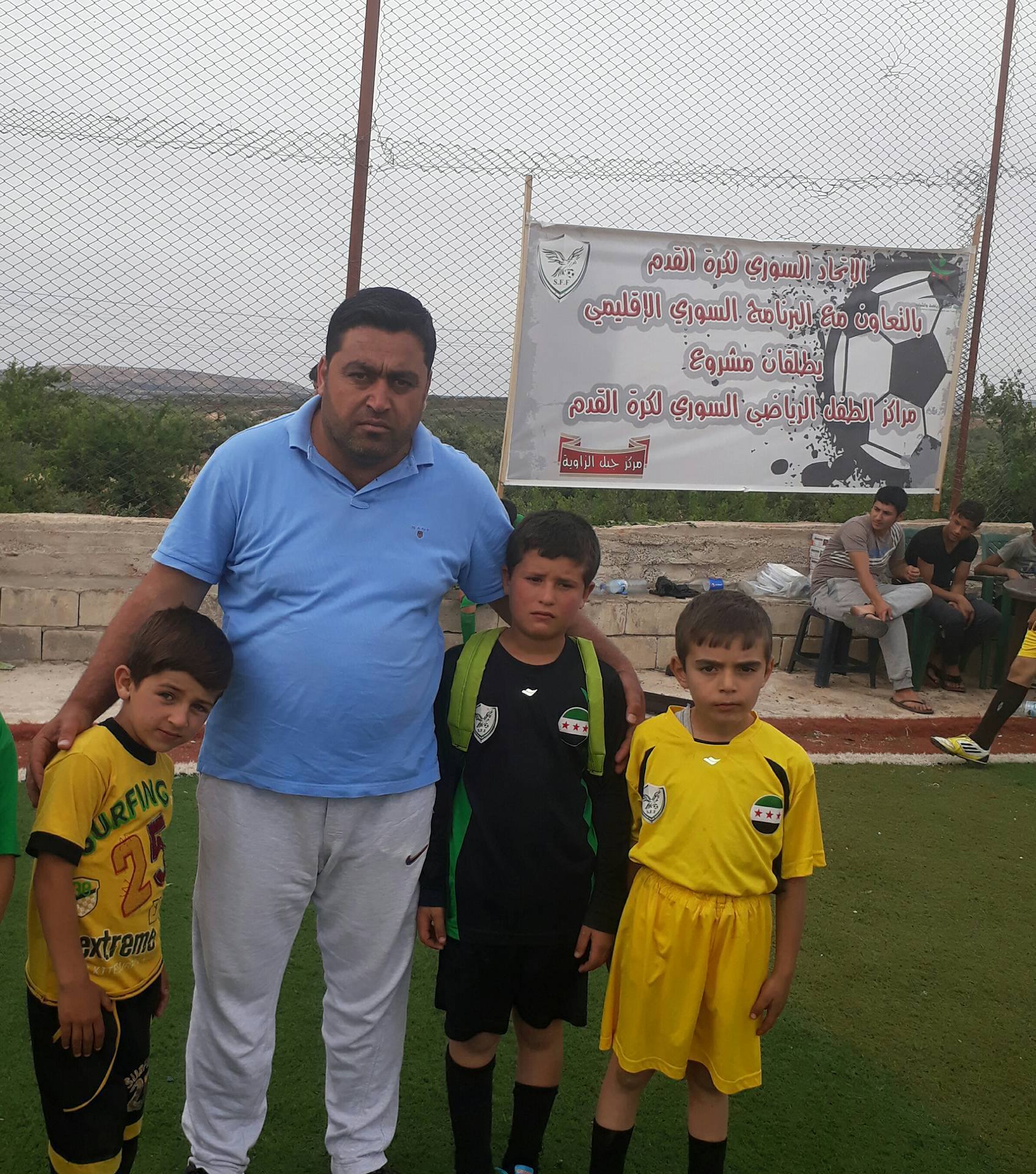 رئيس اتحاد كرة القدم "الحر" في إدلب نادر الأطرش مع أطفال ضمن مشروع الطفل الرياضي السوري - 2017 (الهيئة السورية للرياضة)