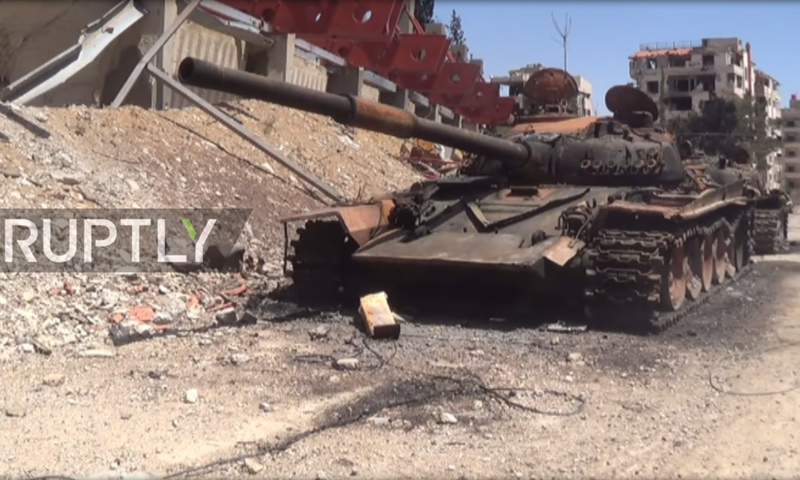 دبابة محترقة تركها "جيش الإسلام" في دوما بالغوطة الشرقية - 16 من نيسان 2018 (Ruptly)