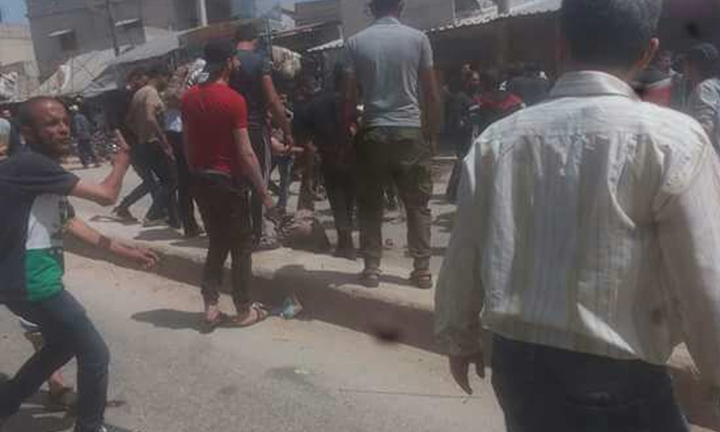 متظاهرون في سرمدا تعرضوا لإطلاق رصاص خلال احتجاجات ضد "تحرير الشام" في ريف إدلب - 19 من نيسان 2018 (صفحة عين على إدلب في فيس بوك)
