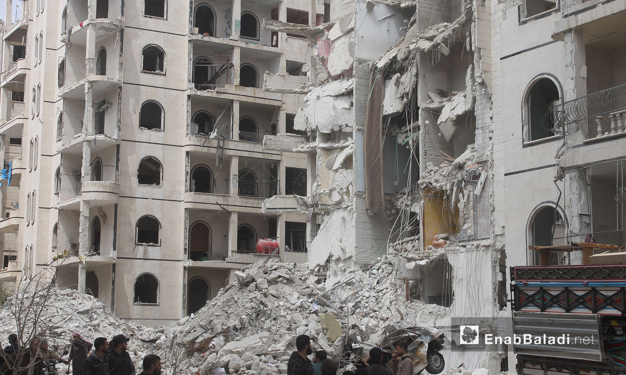 آثار الدمار الذي خلفه انفجار في مدينة إدلب - 9 نيسان 2018 (عنب بلدي)آثار الدمار الذي خلفه انفجار في مدينة إدلب - 9 نيسان 2018 (عنب بلدي)