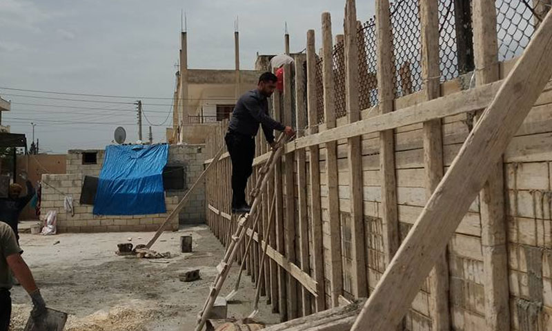 ترميم سور مدرسة بهيج نجار في معرة مصرين بإدلب- 26 نيسان 2018 (صفحة المهندسين المتحدين في فيس بوك)
