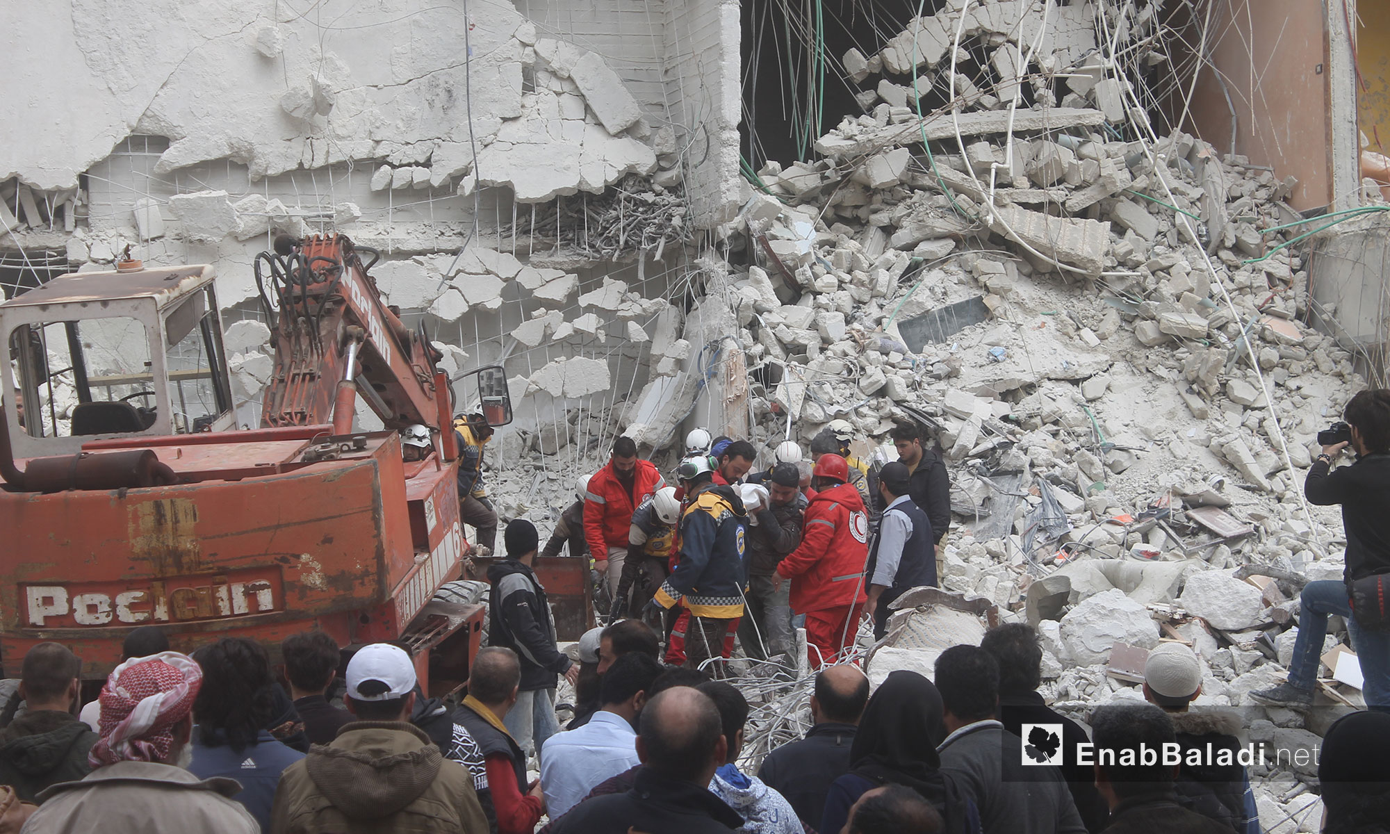 انقاذ المدنيين من تحت الأنقاض جراء الانفجار في مدينة إدلب - 9 نيسان 2018 (عنب بلدي)