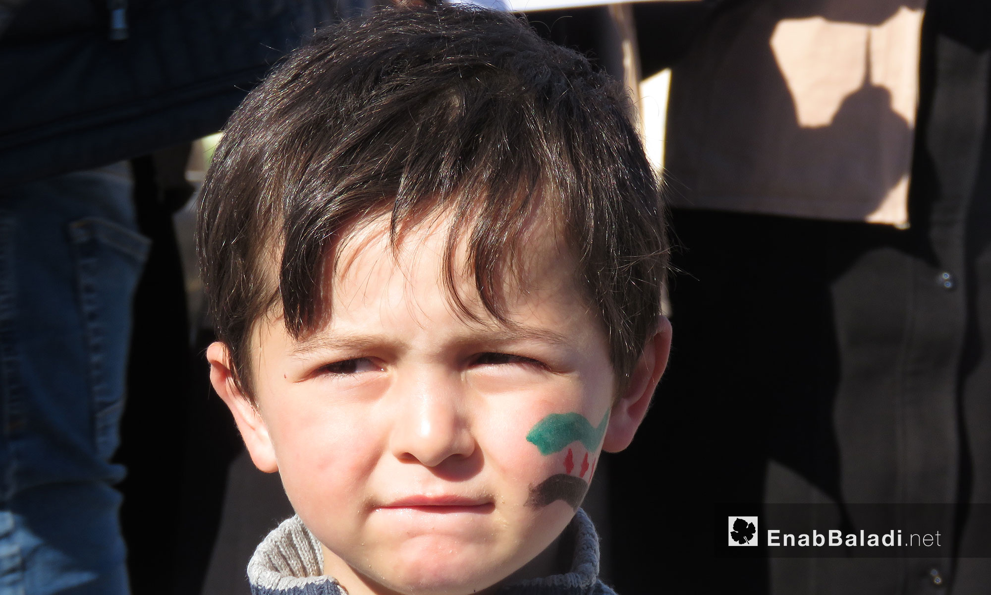 طفل يشارك في  مظاهرة لإحياء ذكرى مجزرة خان شيخون في الشمال السوري - 4 نيسان 2018 (عنب بلدي)