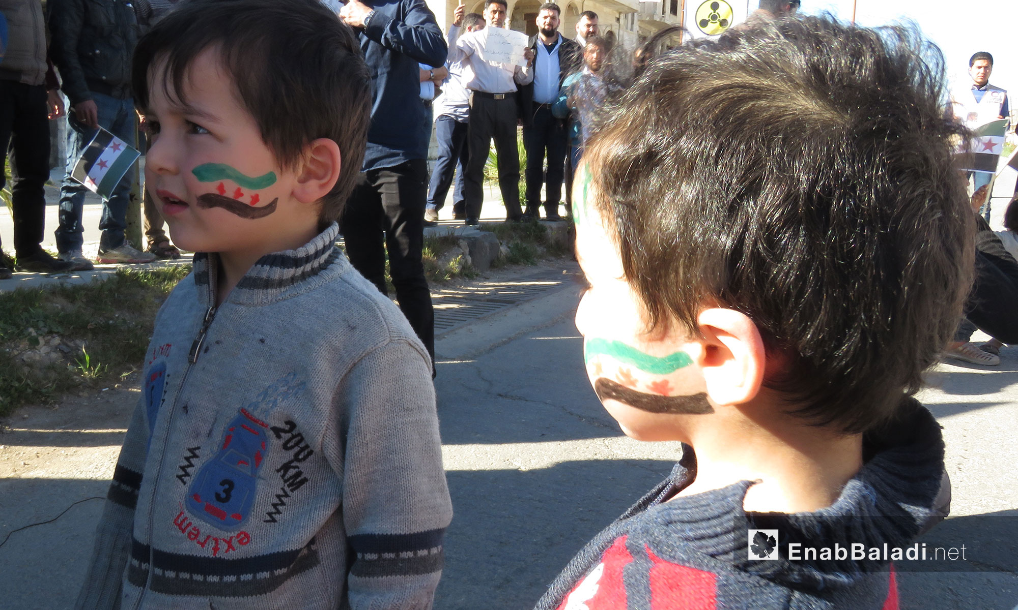 أطفال يشاركون في  مظاهرة لإحياء ذكرى مجزرة خان شيخون في الشمال السوري - 4 نيسان 2018 (عنب بلدي)