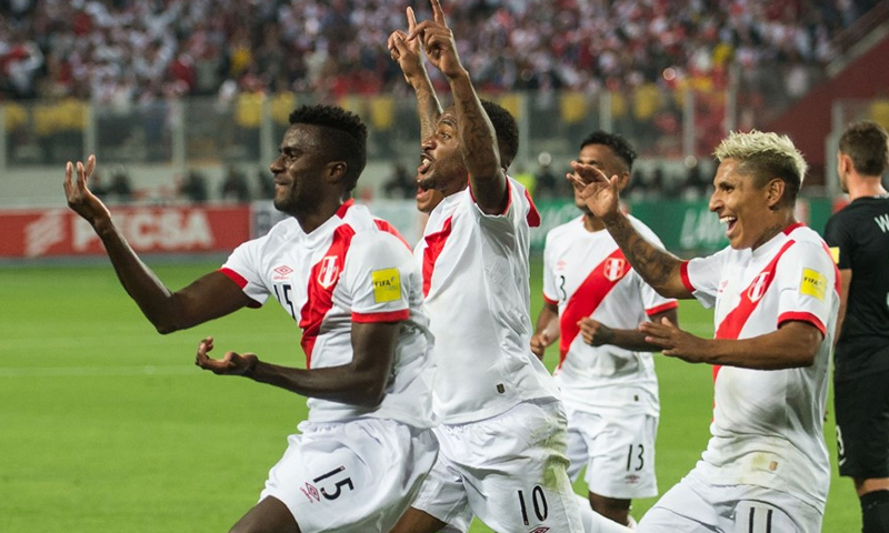 منتخب بيرو يتأهل للمرة الأولى منذ 36 عامًا إلى كأس العالم (AFP)

