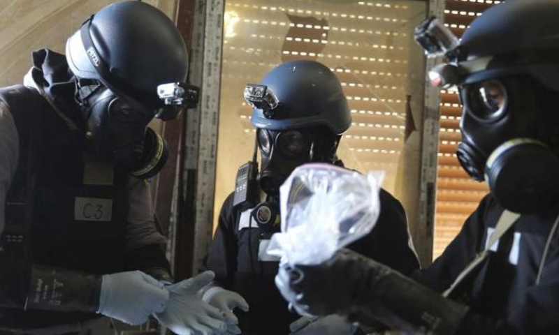 فريق بعثة منظمة حظر الأسلحة الكيماوية في سوريا عام 2013 (رويترز)
