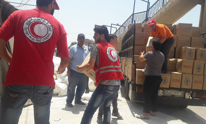 فرق الهلال الأحمر السوري توزع مساعدات إغاثية لأهالي مدينة الصنمين في درعا - أيلول 2017 (الهلال الأحمر)
