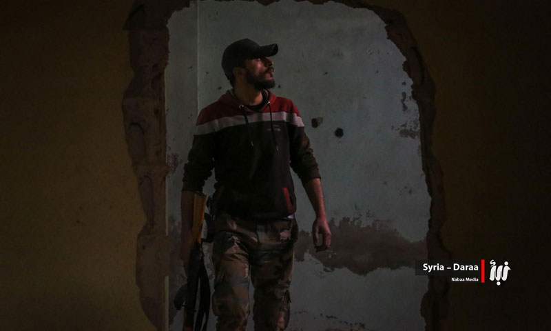 مقاتل من الجيش السوري الحر في أحياء مدينة درعا - شباط 2018 (نبأ)
