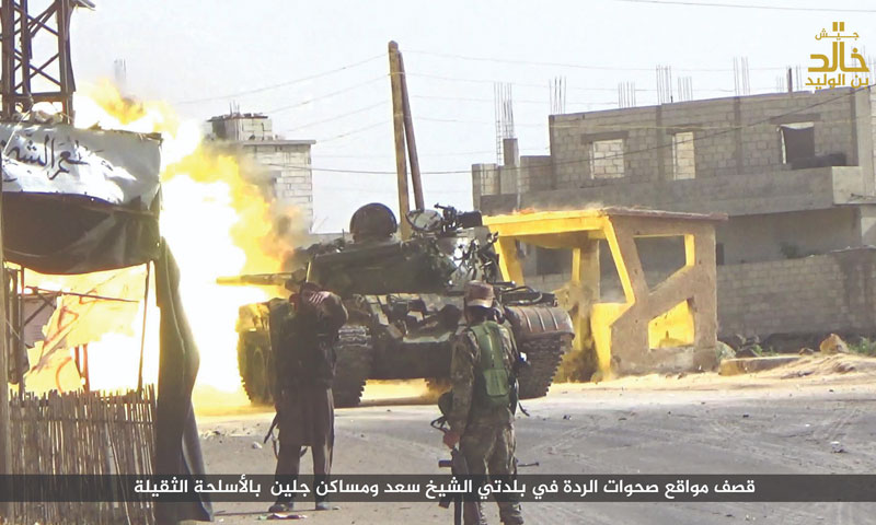 عناصر من جيش خالد بن الوليد خلال معركة السيطرة على بلدة الشيخ سعد غربي درعا - نيسان 2018 (جيش خالد)