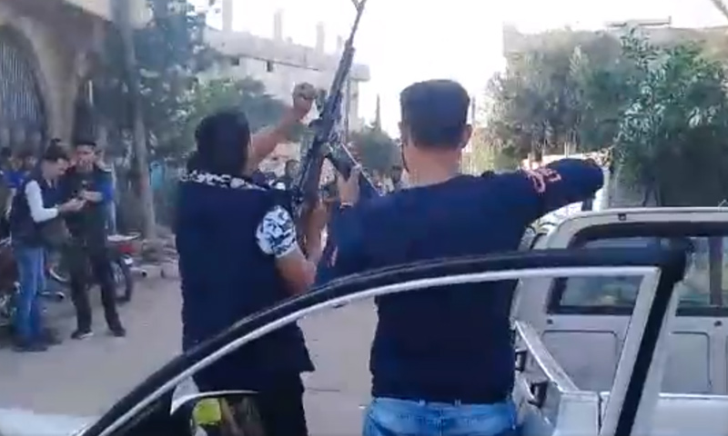 شابان يطلقان الرصاص في طفس غربي درعا - 2 من نيسان 2018 (فيس بوك)