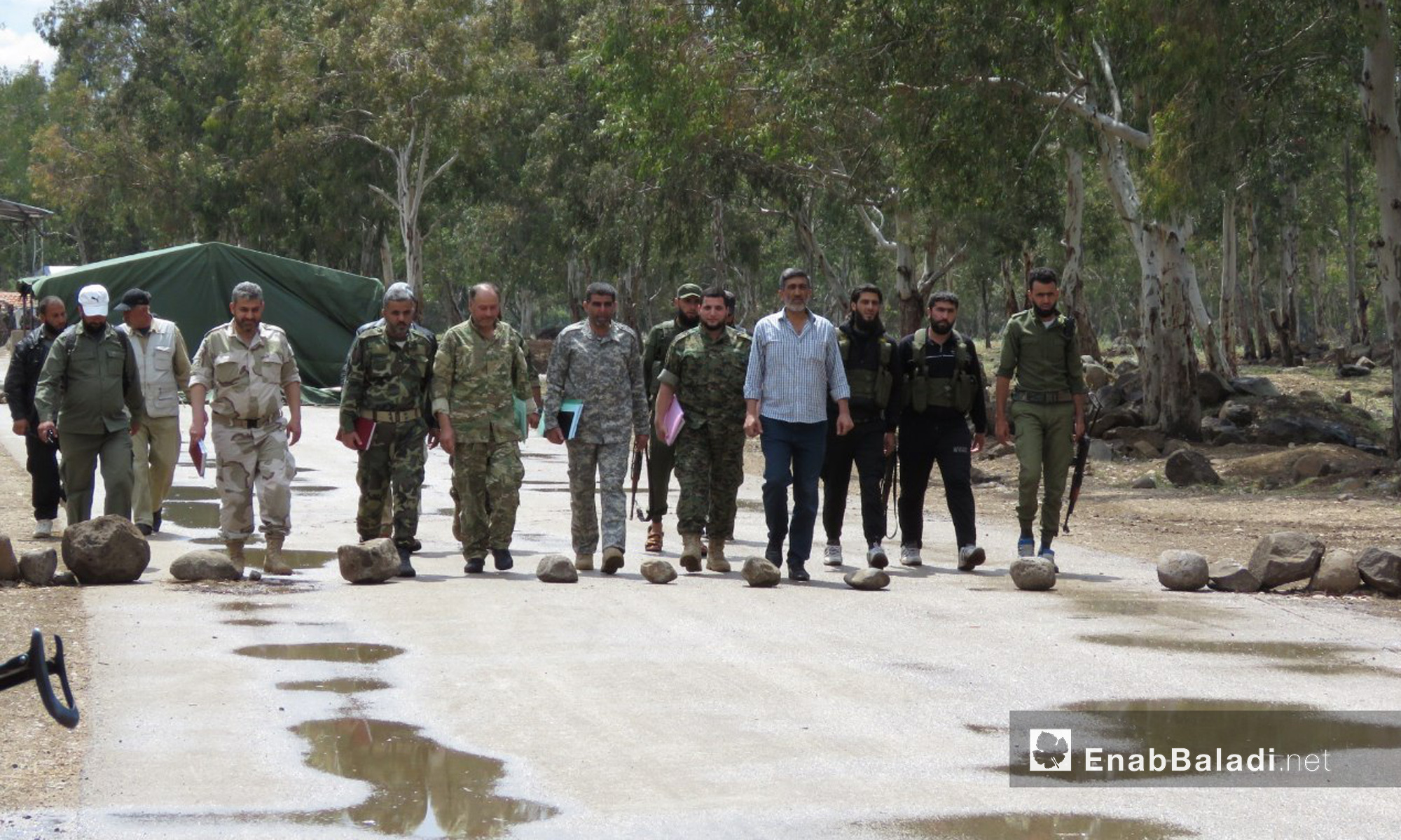 وفد "هيئة التفاوض" قرب معبر الدار الكبيرة شمالي حمص - 22 من نيسان 2018 (عنب بلدي)